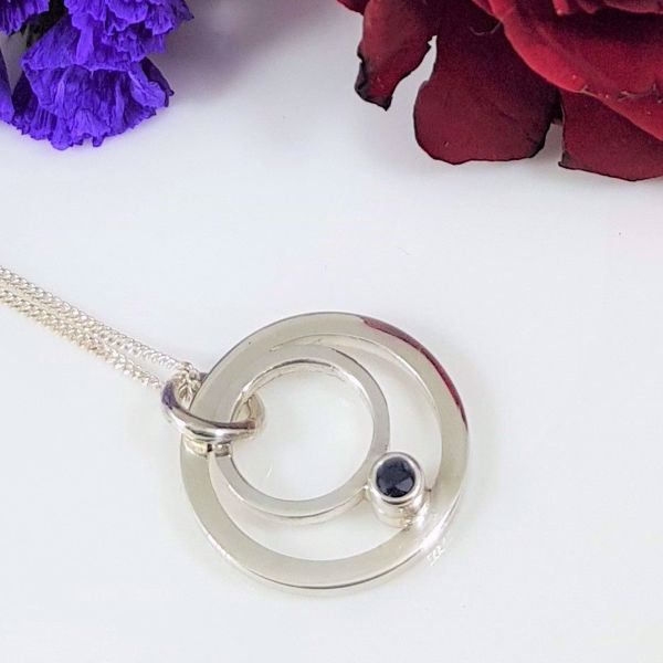 Picture of Small sapphire circle pendant